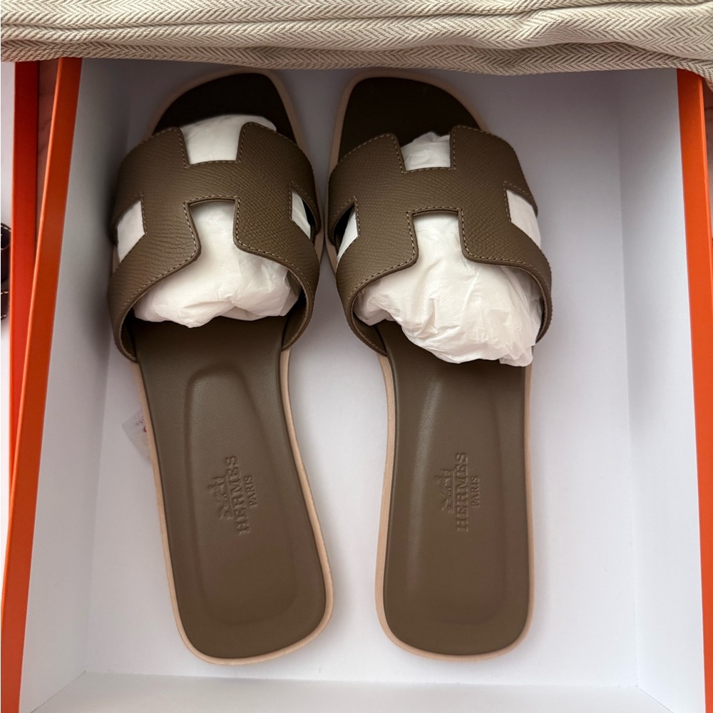 HERME’S Oran sandals in Etoupe